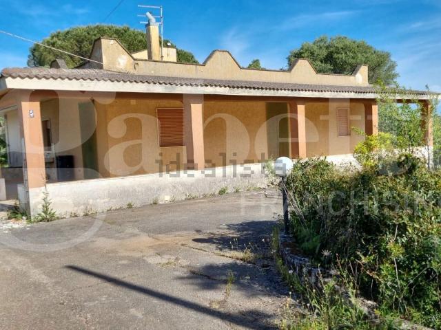 Case e ville in vendita di 156 m² in Via Leonardo Cantatore, 1