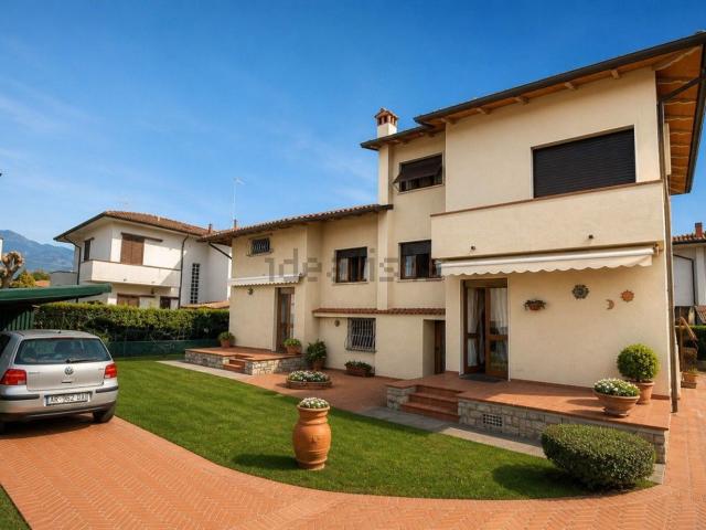 Case e ville in vendita di 156 m² in Via Torino