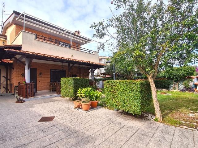Case e ville in vendita di 156 m² in Viale A. Manzoni, 12
