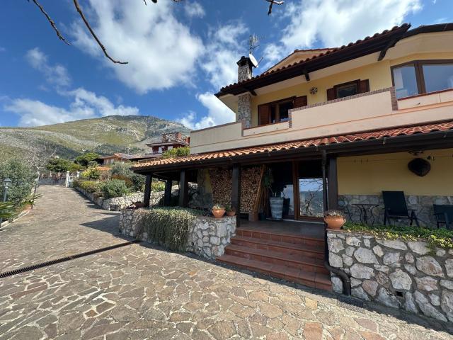 Case e ville in vendita di 157 m² in Via Cese le Pigne