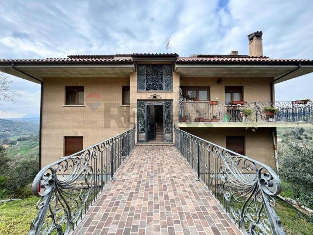 Case e ville in vendita di 157 m² in Strada di Renzo, 8