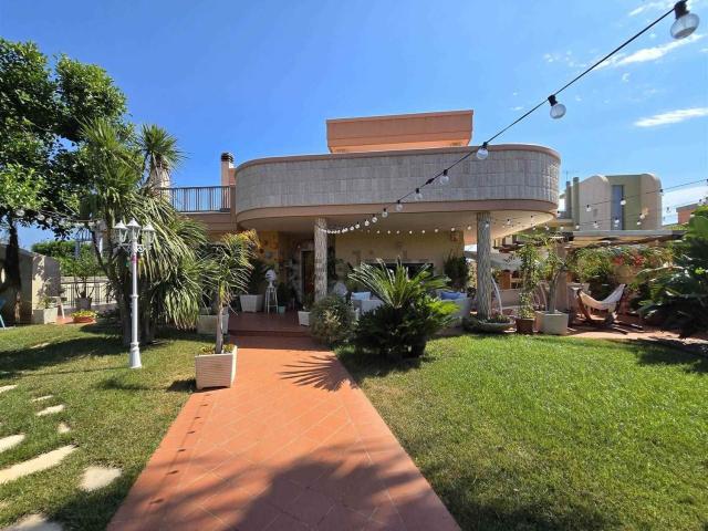 Case e ville in vendita di 158 m² in Via Baione
