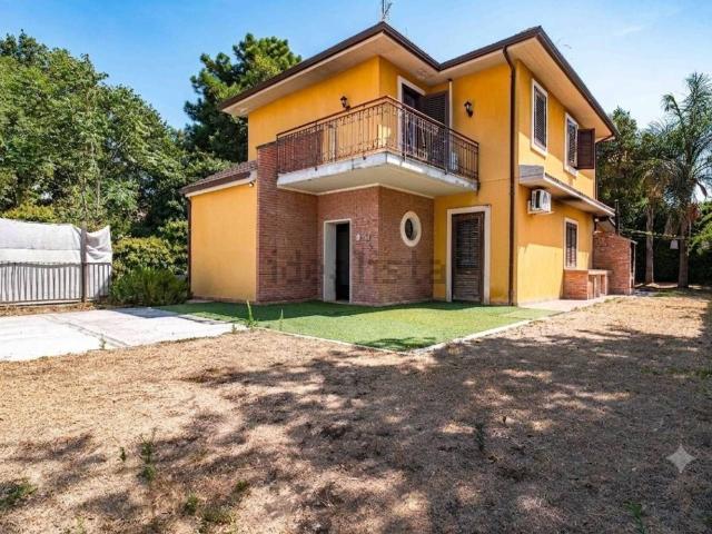 Case e ville in vendita di 159 m² in Via Edmondo de Amicis, 16