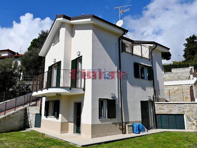 Case e ville in vendita di 159 m² in Via Pittalodola, 17