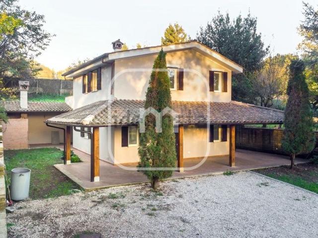 Case e ville in vendita di 160 m² in Via Colle Girone, 6