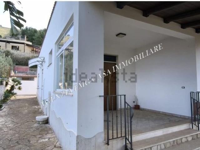 Case e ville in vendita di 160 m² in Via Corrado Avolio, 19