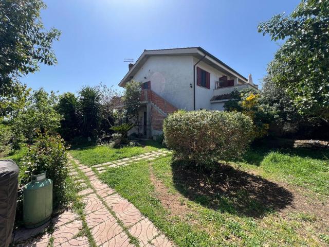 Case e ville in vendita di 160 m² in Via Cantoira
