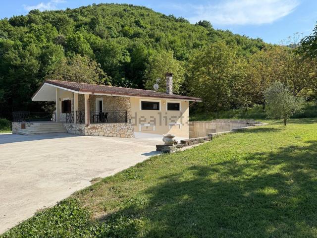 Case e ville in vendita di 160 m² in Via Carpinetana Ovest, 7