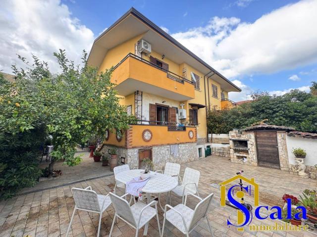 Case e ville in vendita di 160 m² in Via Circumvallazione Nord Ovest