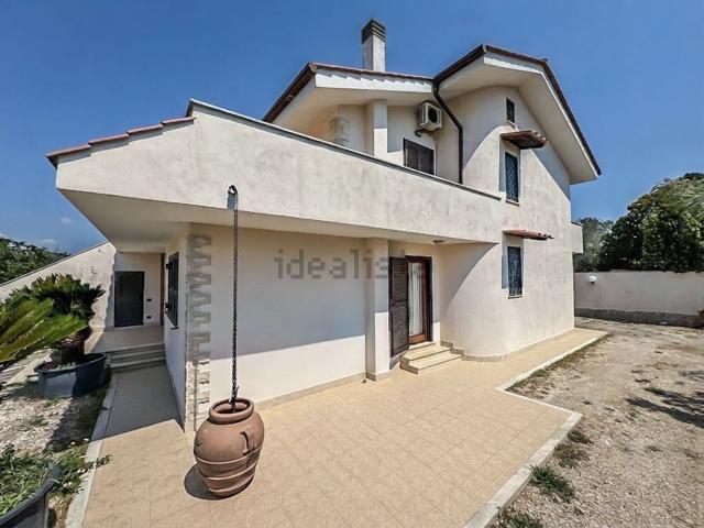 Case e ville in vendita di 160 m² in Via Croviana