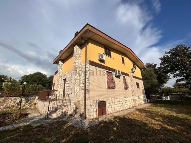 Case e ville in vendita di 160 m² in Via Andrea Mantegna