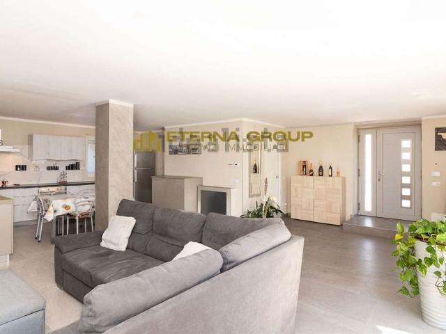 Case e ville in vendita di 160 m² in Via G. Leopardi, 16