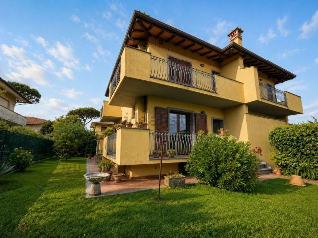 Case e ville in vendita di 160 m² in Via G. Parini, 7