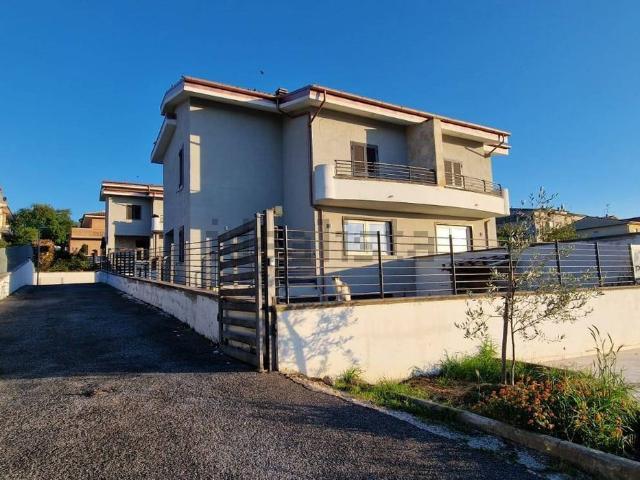 Case e ville in vendita di 160 m² in Via Giacomo Matteotti