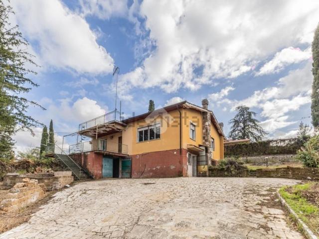 Case e ville in vendita di 160 m² in Via dei Castagni, 26