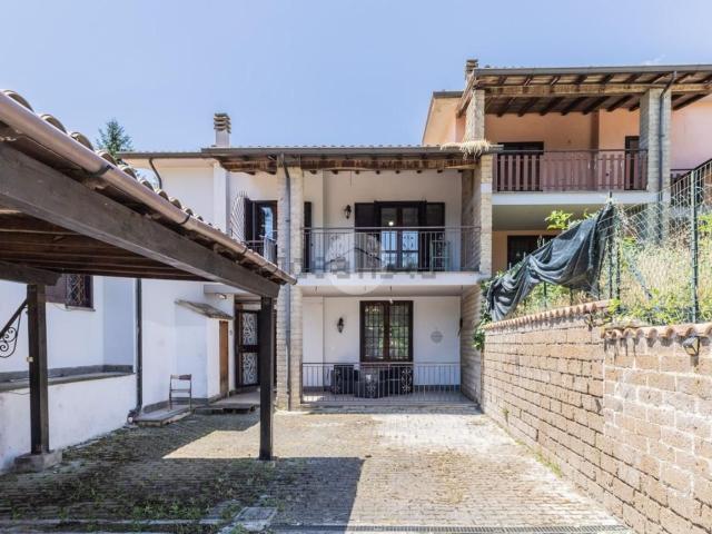 Case e ville in vendita di 160 m² in Via dei Pini