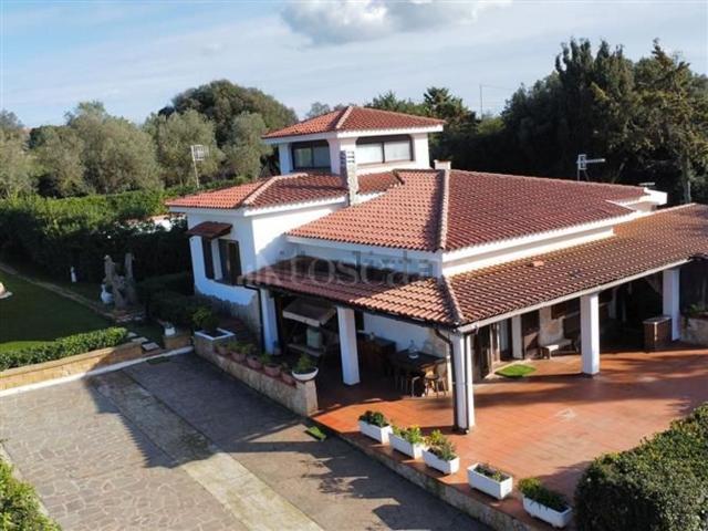 Case e ville in vendita di 160 m² in Via del Ginepro
