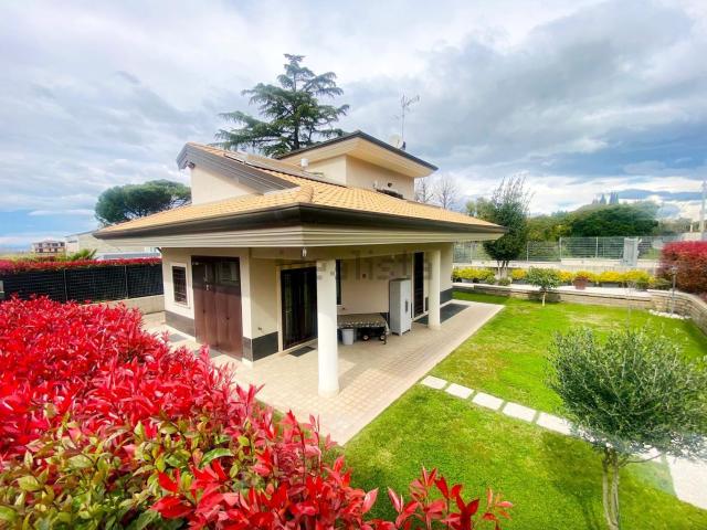 Case e ville in vendita di 160 m² in Via di Vermicino