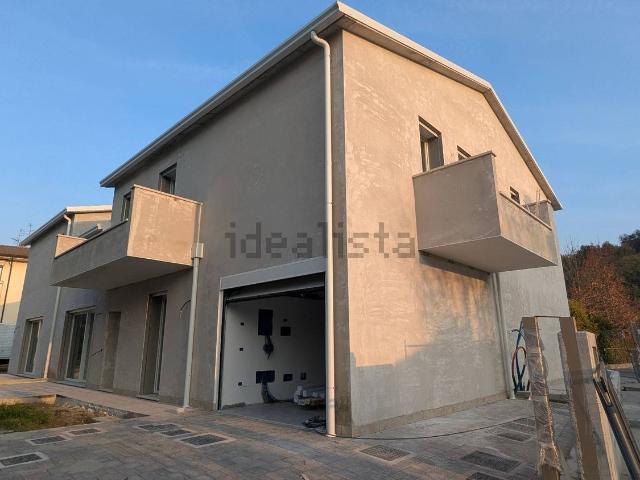 Case e ville in vendita di 160 m² in Via Euganea Treponti