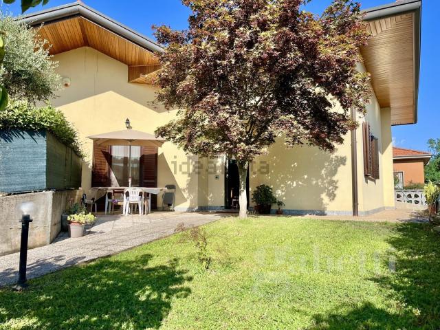 Case e ville in vendita di 160 m² in Via Francesco Baracca