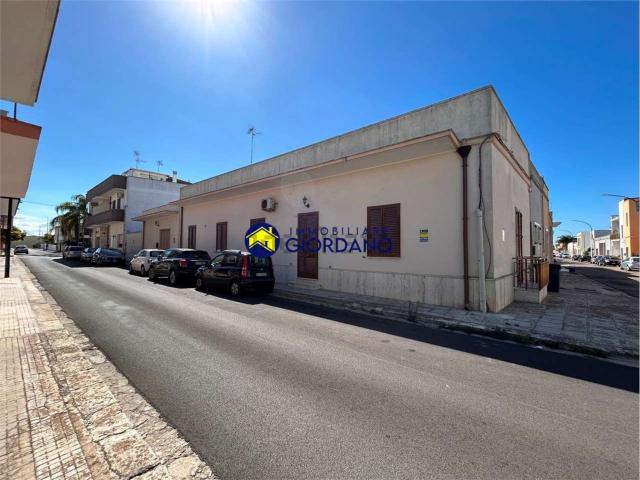 Case e ville in vendita di 160 m² in Via Fratelli Cairoli, 70