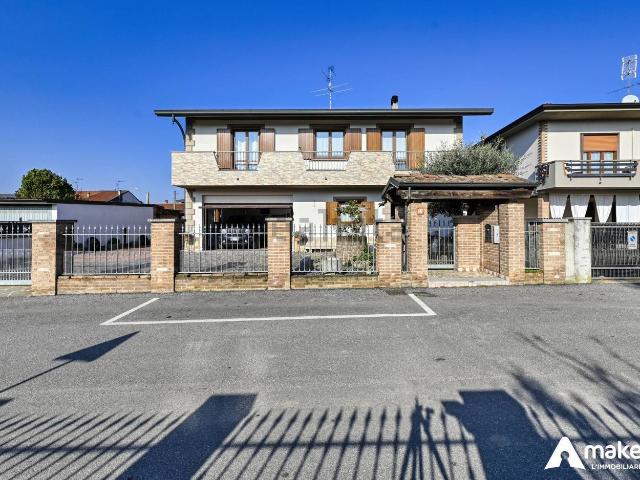 Case e ville in vendita di 160 m² in Via IV Novembre, 8