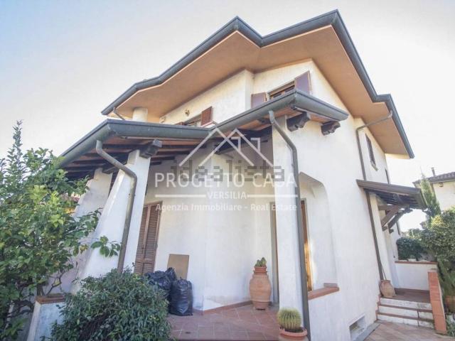 Case e ville in vendita di 160 m² in Via Lelio Giusti