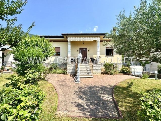 Case e ville in vendita di 160 m² in Via Monte Baldo, 37