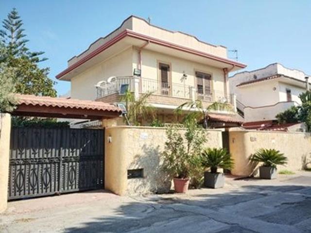 Case e ville in vendita di 160 m² in Via N. Patti