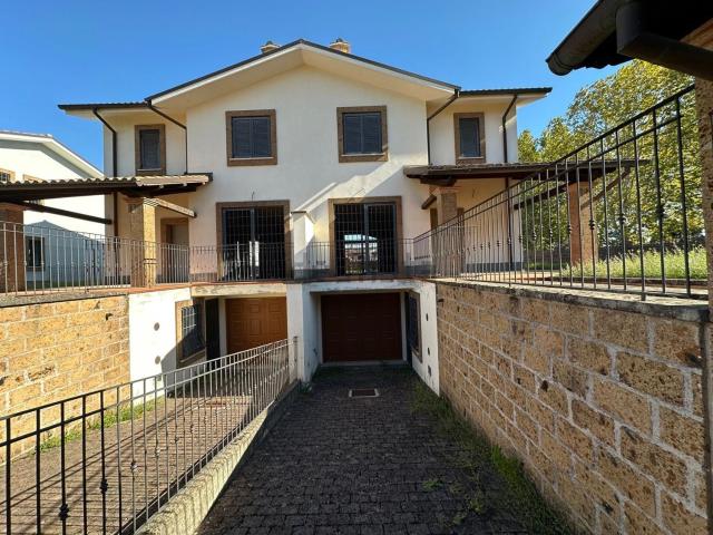 Case e ville in vendita di 160 m² in Via Nepesina, 1