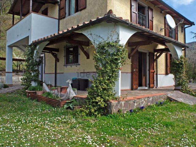 Case e ville in vendita di 160 m² in Via Santa Lucia Badia