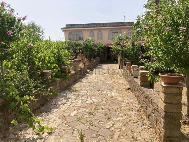 Case e ville in vendita di 160 m² in Via Parigi
