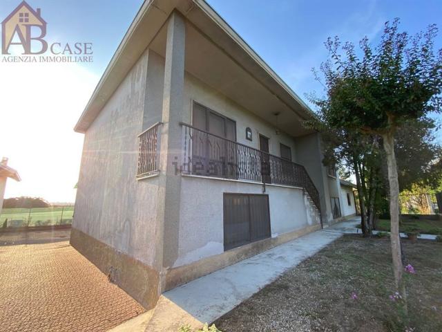 Case e ville in vendita di 160 m² in Via Ugo da Gambolate