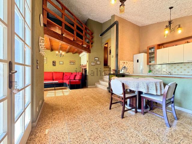 Case e ville in vendita di 160 m² in Via Val D&apos Asna