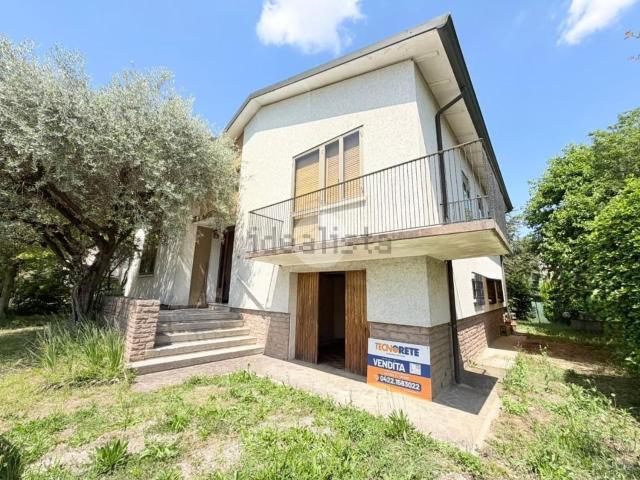 Case e ville in vendita di 160 m² in Viale Brigata Marche, 62