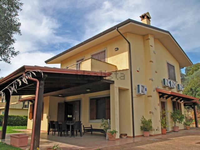 Case e ville in vendita di 199 m² in Contrada Casa Capraia, 48