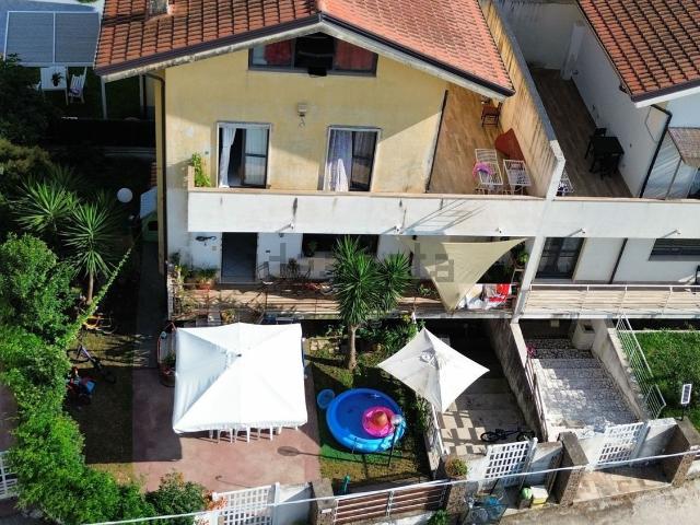 Case e ville in vendita di 162 m² in Via delle Ortensie
