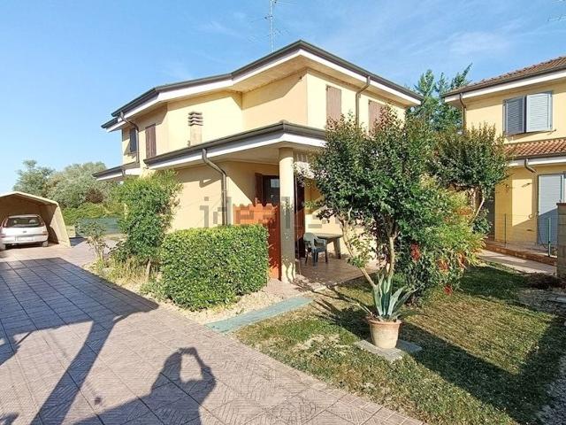 Case e ville in vendita di 162 m² in Via Ugo Bassi