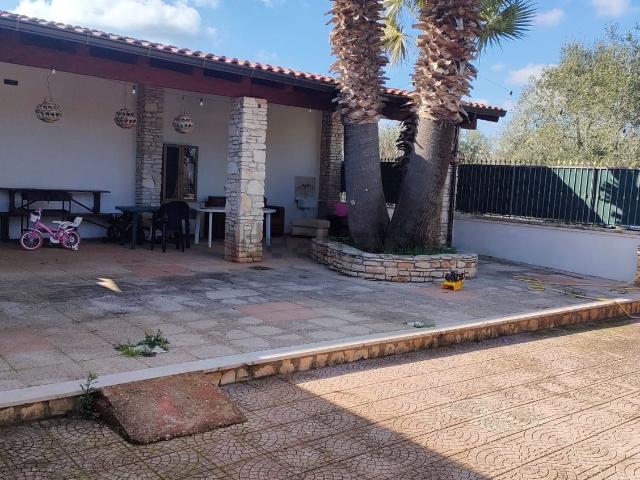 Case e ville in vendita di 164 m² in Via Castel del Monte
