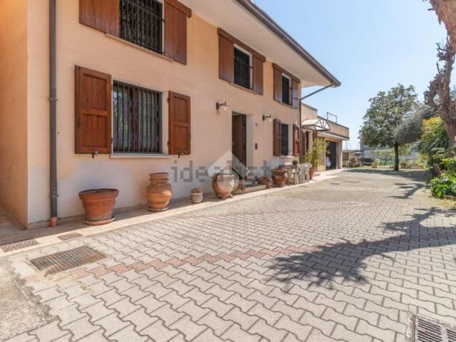 Case e ville in vendita di 165 m² in Via delle Nazioni, 60
