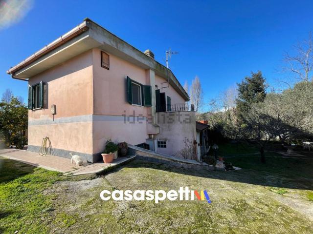 Case e ville in vendita di 165 m² in Via Due Pini, 84