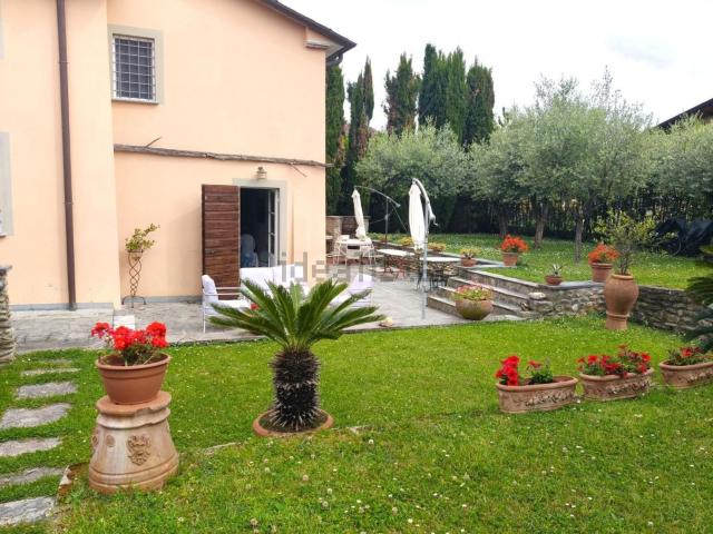 Case e ville in vendita di 165 m² in Via Foccola