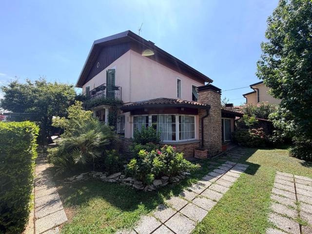 Case e ville in vendita di 165 m² in Via Francesco Petrarca