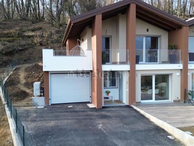Case e ville in vendita di 165 m² in Via L. Colombo