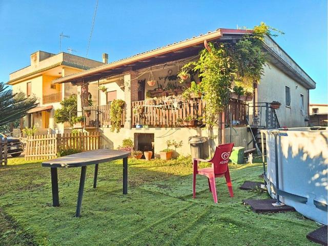 Case e ville in vendita di 165 m² in Via Pontina Vecchia, 31