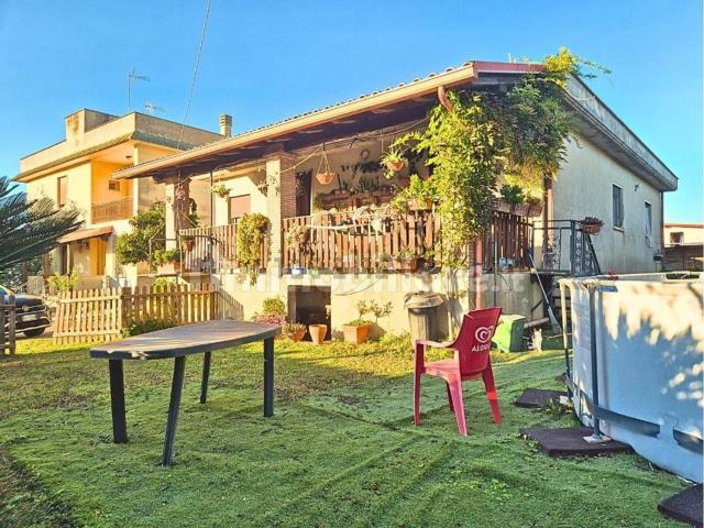 Case e ville in vendita di 165 m² in Via Pontina Vecchia, 31