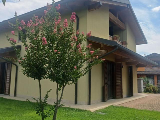 Case e ville in vendita di 166 m² in Via Cesare Cantù