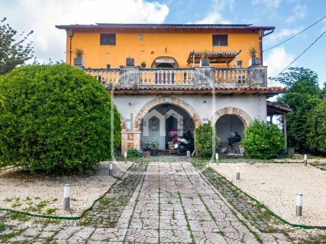 Case e ville in vendita di 166 m² in Via dei 3 Casali, 18