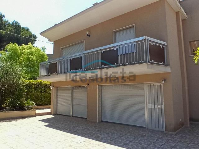 Case e ville in vendita di 166 m² in Via Del Negramaro, 21