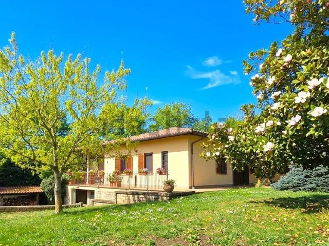 Case e ville in vendita di 166 m² in Via della Madonnella